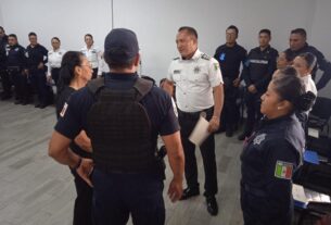 Policías de Naucalpan auxilian a sordomudos