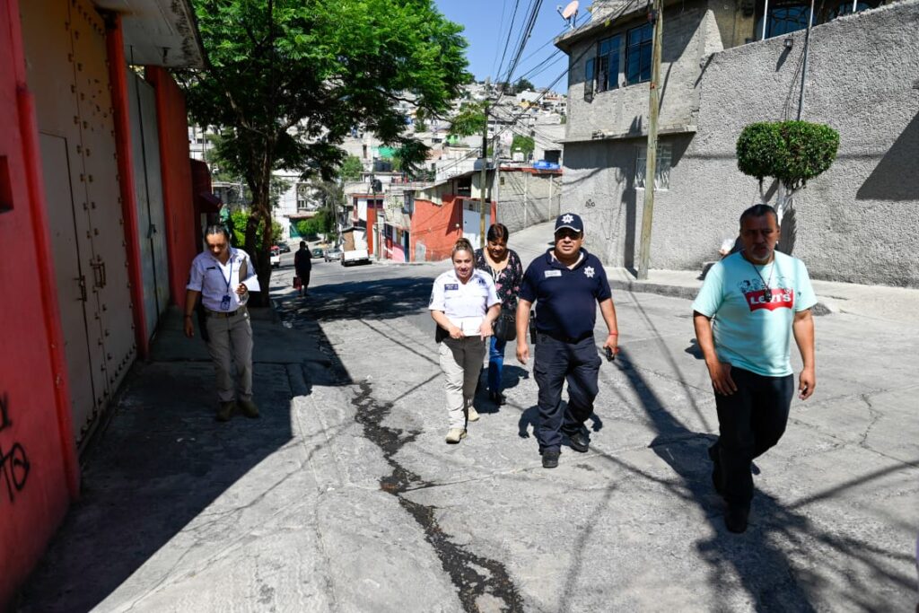 Habitantes de la colonia Las Huertas muestran sitios de riesgo a policías