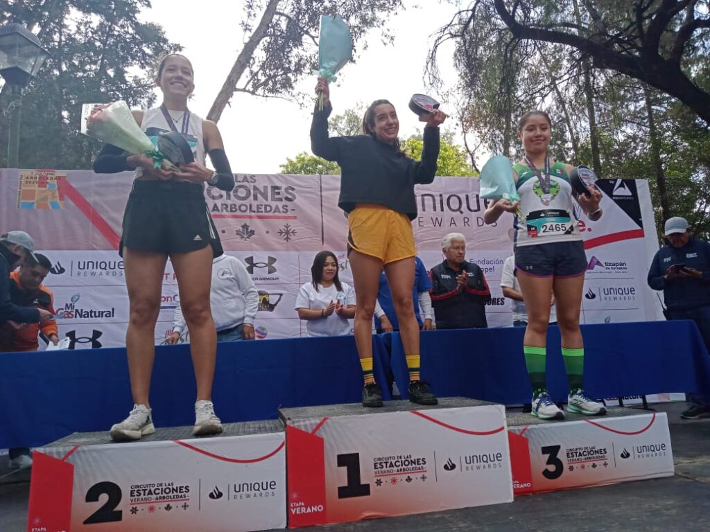 Hombres y mujeres ganadores de los 5 kilómetros en Las Arboledas