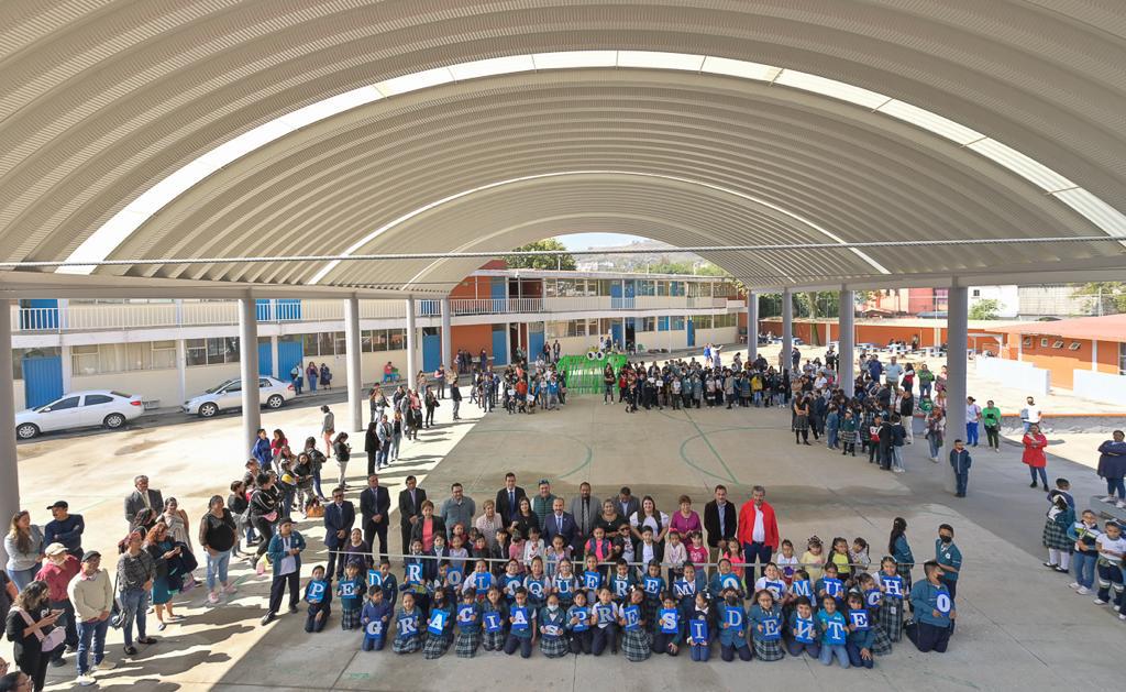 Niños agradecen al alcalde de Atizapán de Zaragoza, Pedro Rodríguez la renovación de la escuela