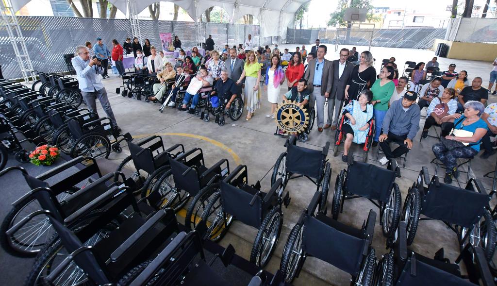 Atizapán de Zaragoza y el Club Rotarios Satélite entregan sillas de ruedas