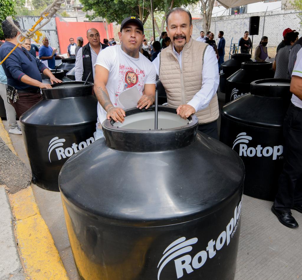 Más de 4 mil tinacos entrega Pedro Rodríguez ante crisis de agua