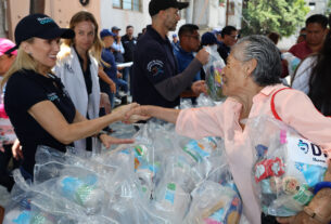 Personas vulnerables reciben apoyo alimentario de Romina Contreras