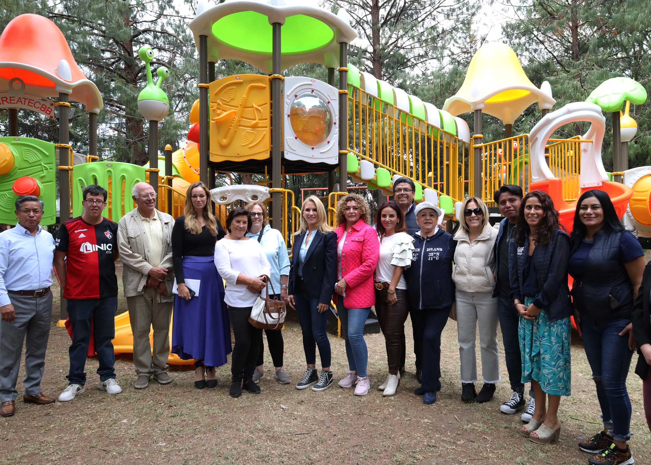 Amplían parque e instalan juego en Huixquilucan