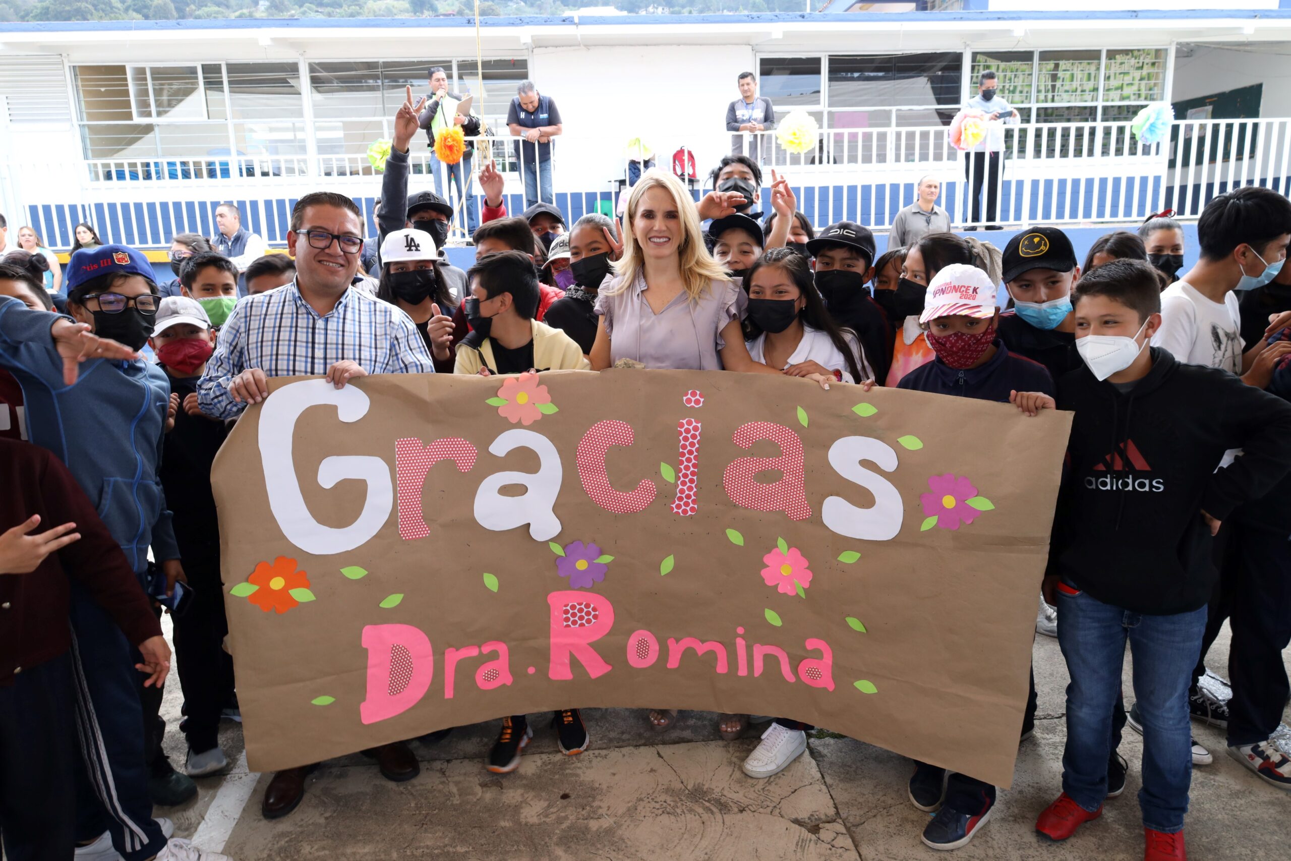 Niños agradecen a Romina Contreras entrega de pizarrones