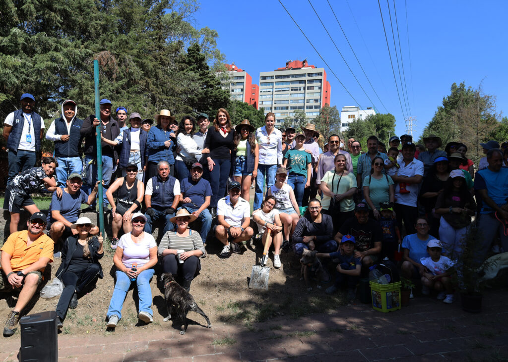 Ciudadanos participan en la reforestación de Huixquilucan