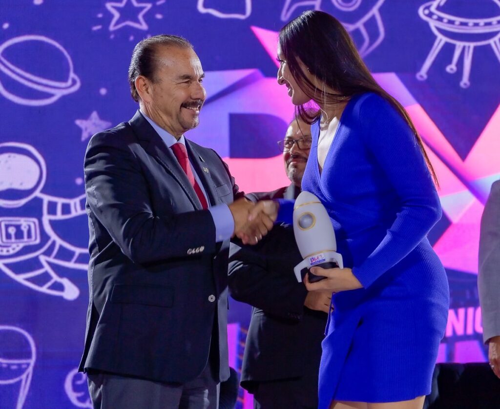 Areli Jocelyn Morales, campeona mundial de full contac recibe premio de Pedro Rodríguez