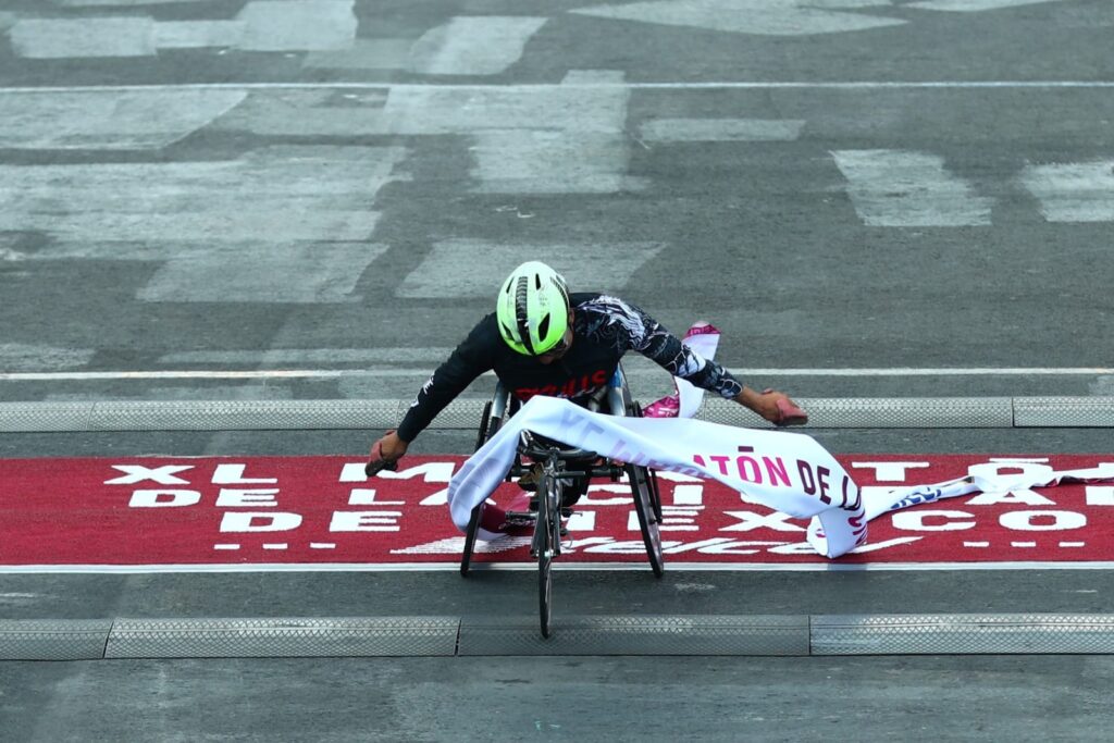 Héctor Garibay gana en sillas Maratón Internacional de la Ciudad de México