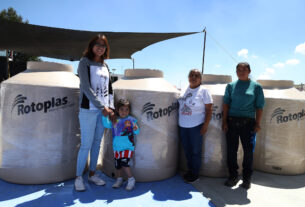 Familias reciben tinacos para mejorar su vida en Huixquilucan