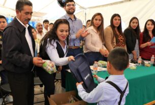 Estudiantes de primera y secundaria reciben útiles escolares en Huixquilucan