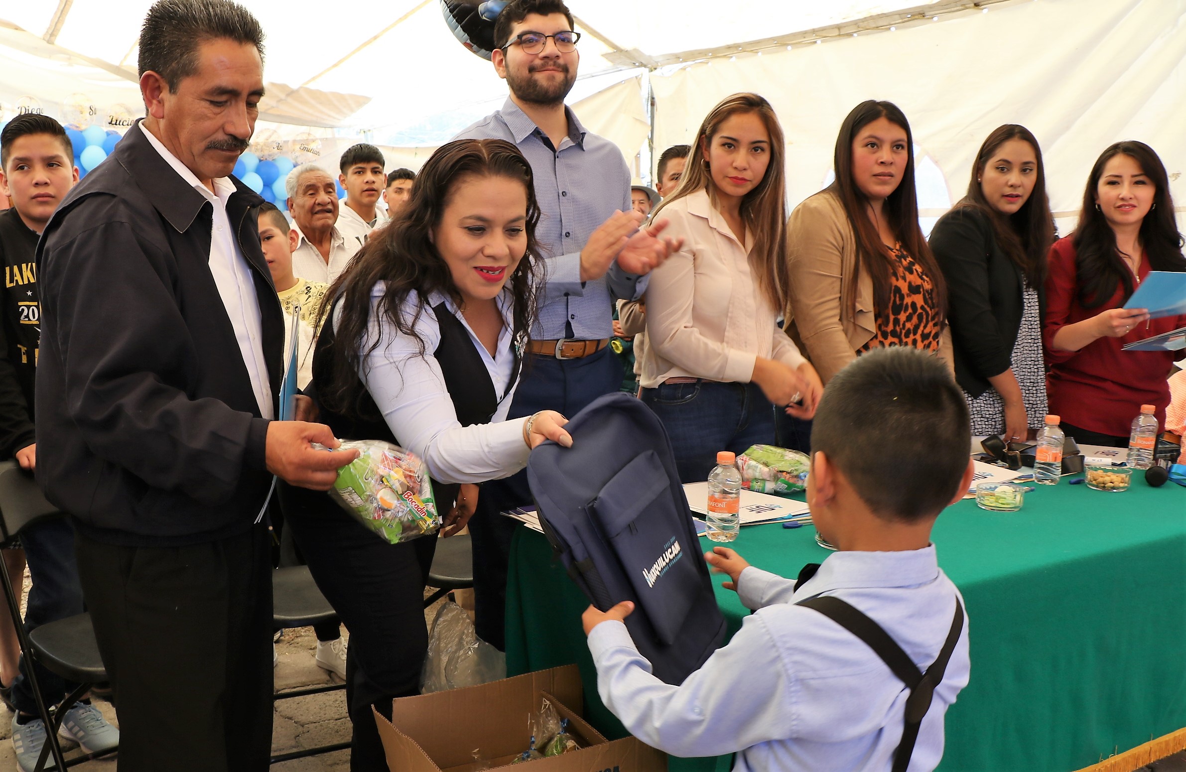 Estudiantes de primera y secundaria reciben útiles escolares en Huixquilucan