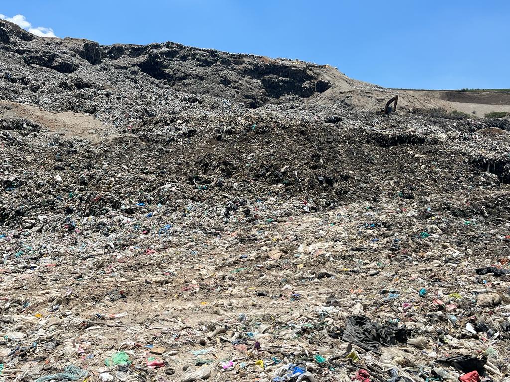 Montañas de basura son constante peligro 