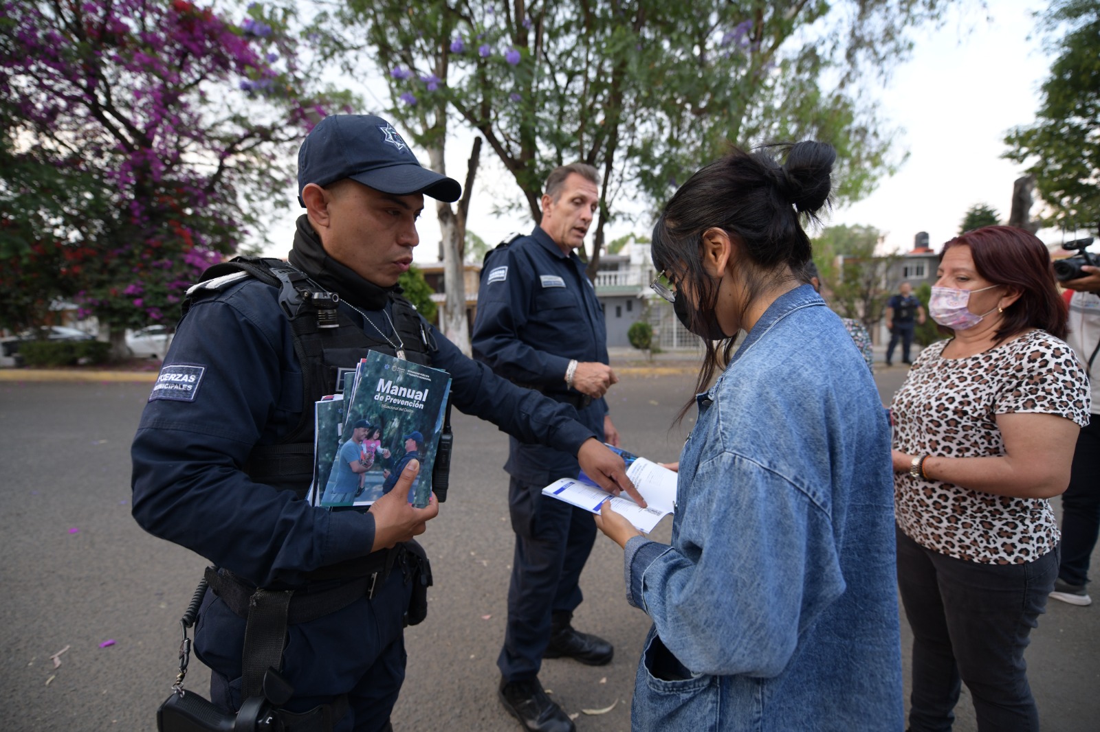 Policías de Atizapán de Zaragoza entregan manual de seguridad