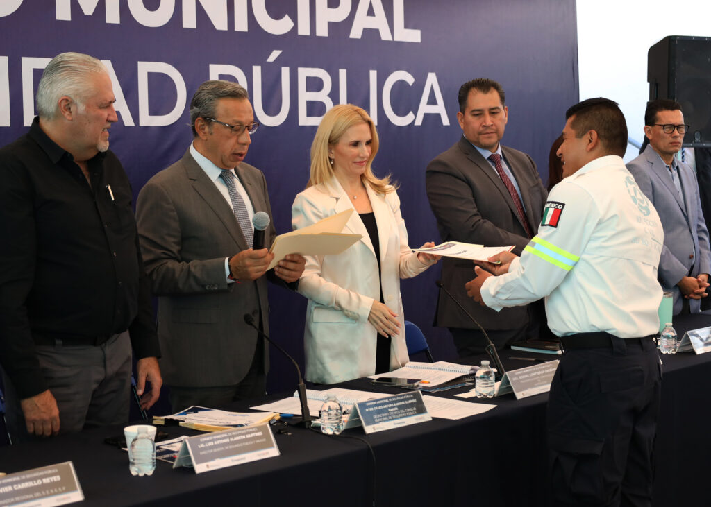 Romina Contreras reconoce a elementos de Protección Civil