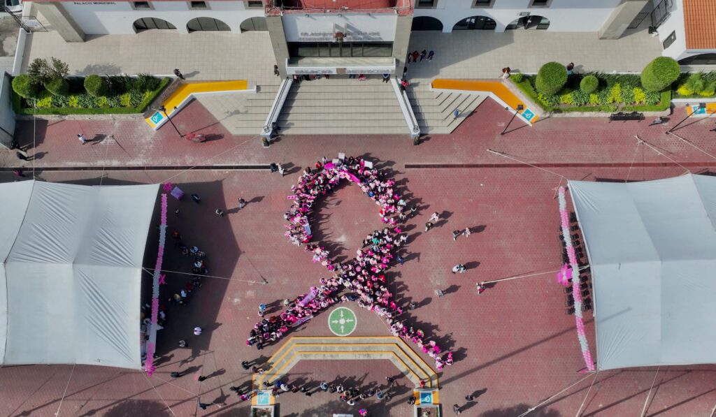 Gran moño rosa contra cáncer de mama en explanada de Atizapán de Zaragoza