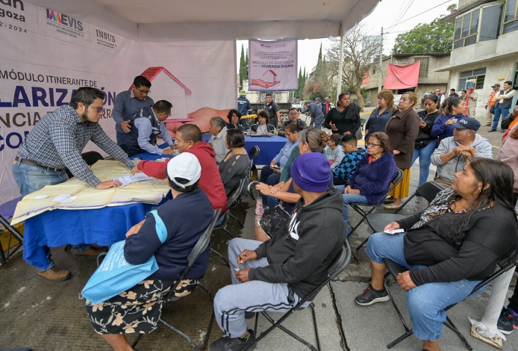 Funcionarios atienden de manera personal a quien quiere regularizar su predio en Atizapán de Zaragoza