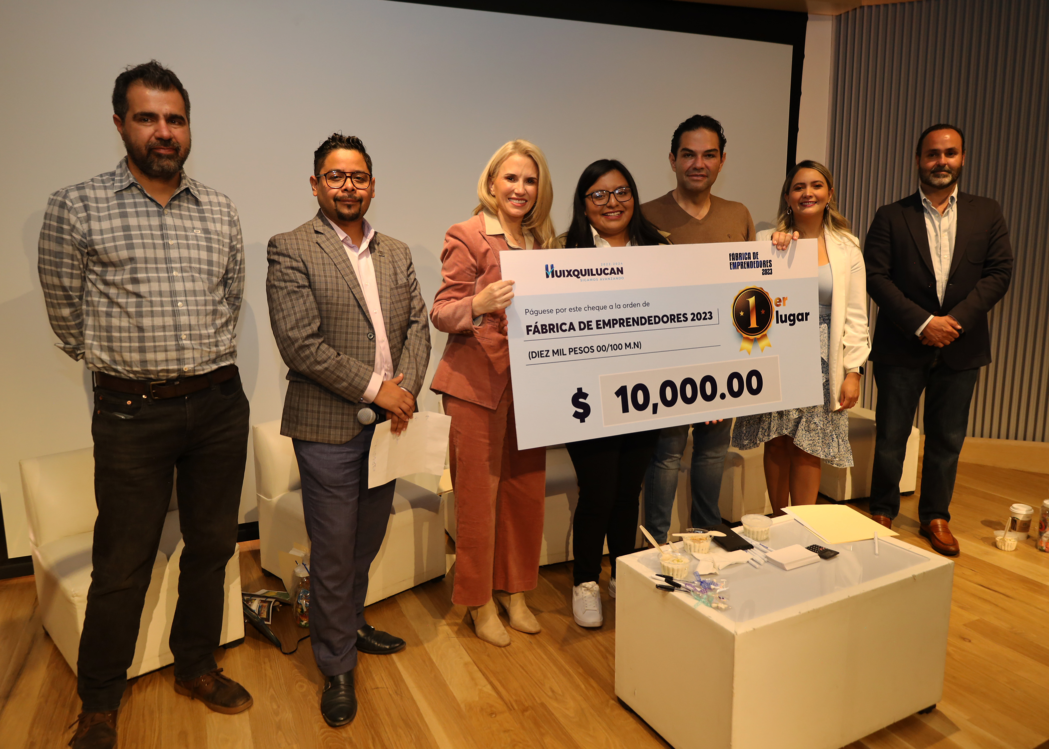 Entregan cheques a ganadores de Fábrica de Emprendedores Huixquilucan