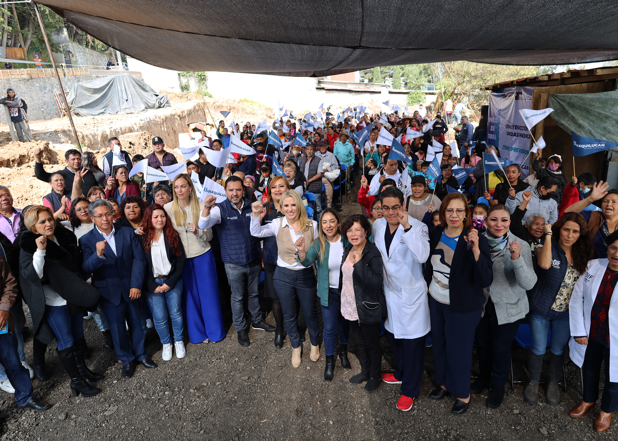 La alcaldesa Romina Contreras de Huixquilucan y ciudadanos felices con la nueva unidad médica