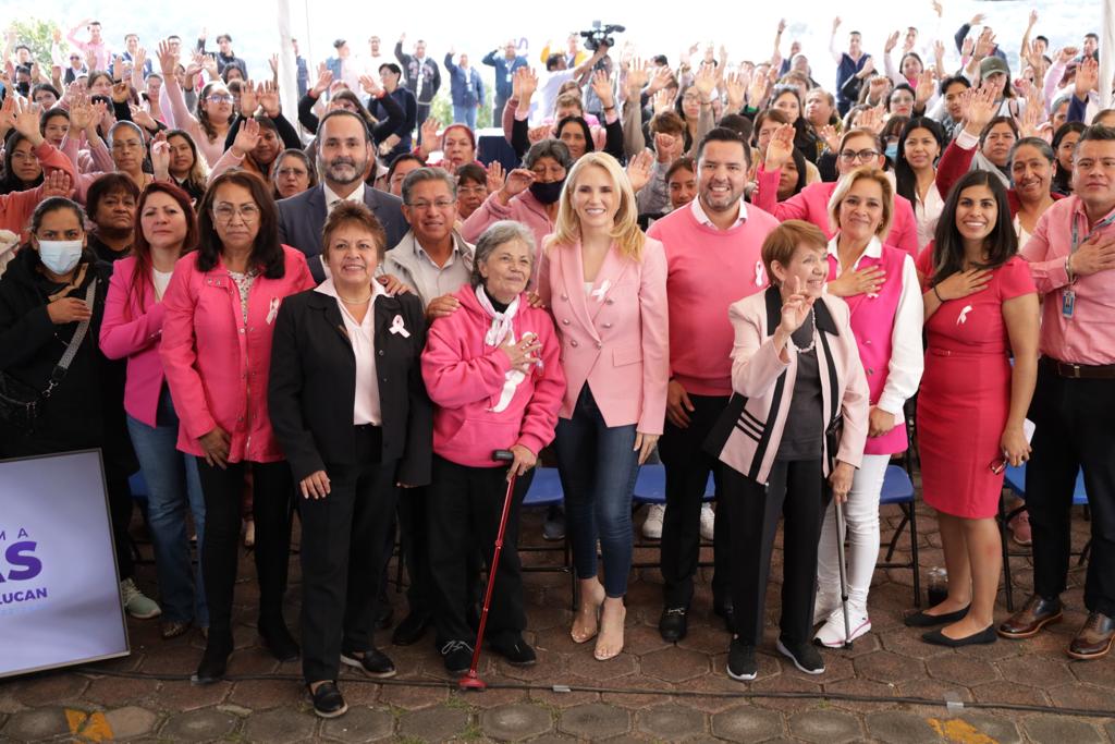 Romina Contreras alcaldesa de Huixquilucan en la donación de tratamientos contra cáncer