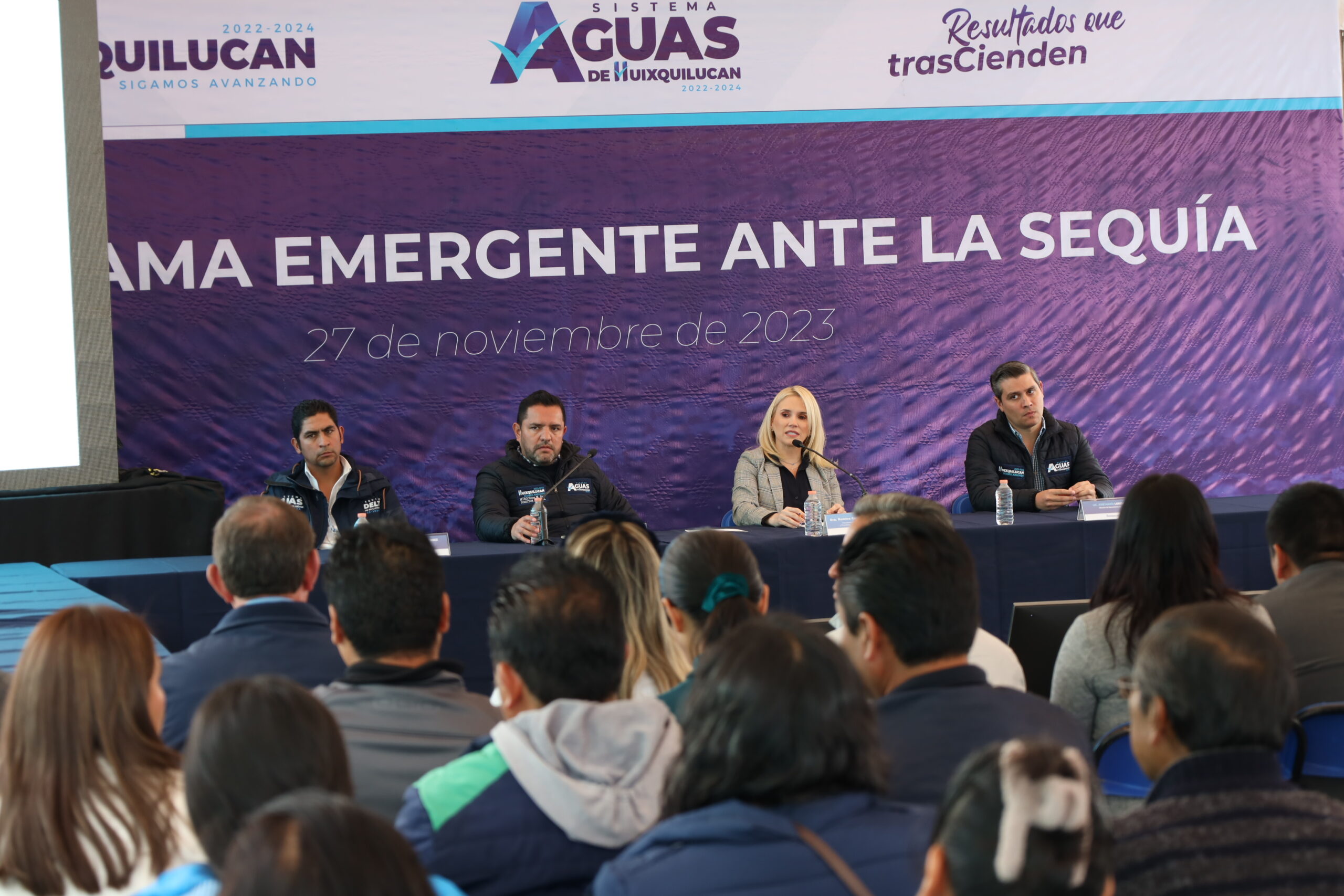 La alcaldesa Romina Contreras ante dirigentes de comunidades en Huixquilucan
