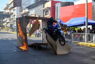 Rescate entre las llamas en desfile de 20 de Noviembre, Naucalpan