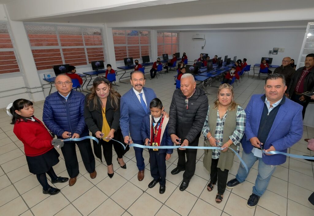 En la Primaria General Ignacio Zaragoza, alumnos, padres de familia y Pedro Rodríguez inauguran el aula digital