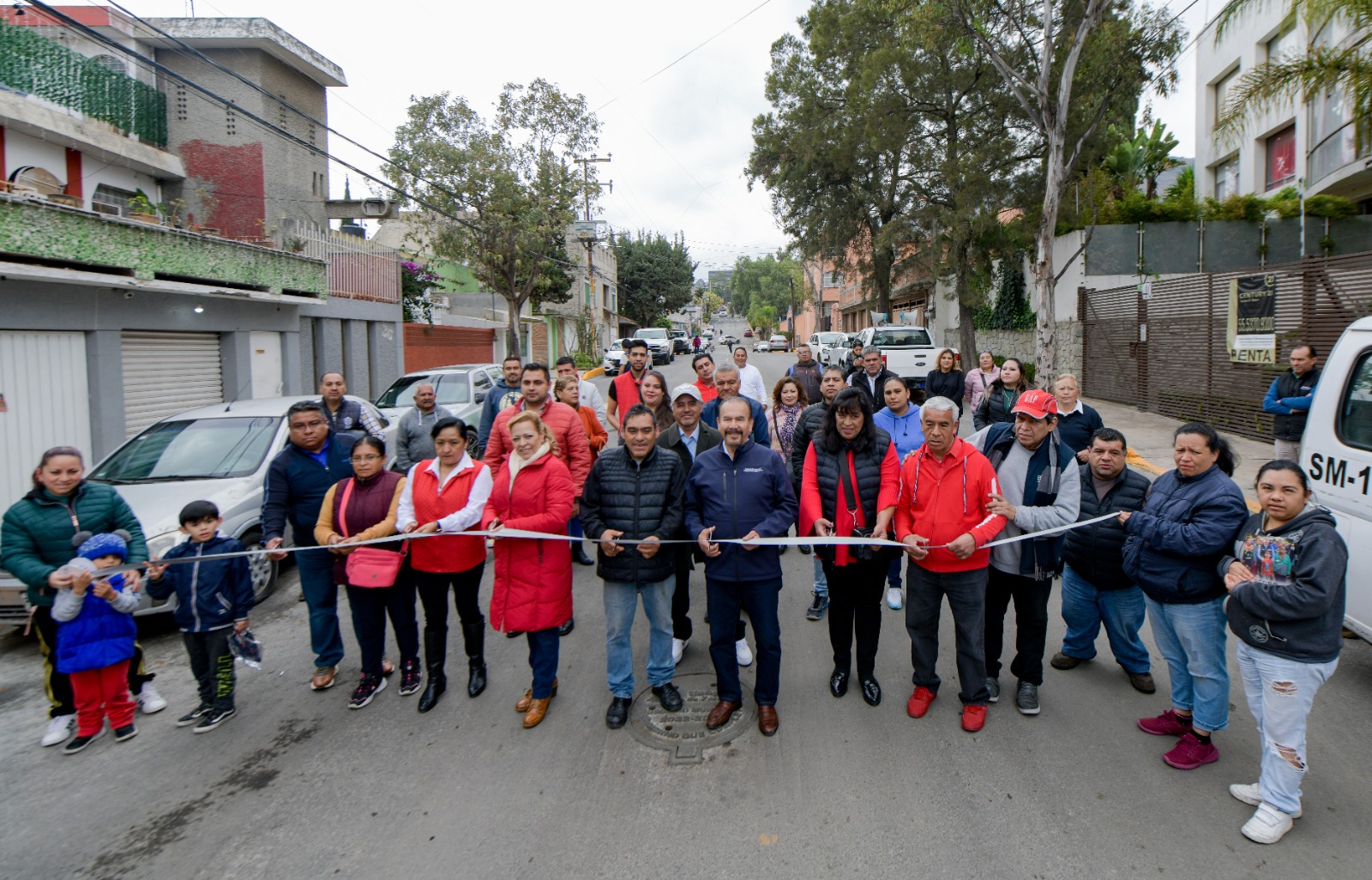 Funcionarios y vecinos con el alcalde Pedro Rodríguez inauguran calle