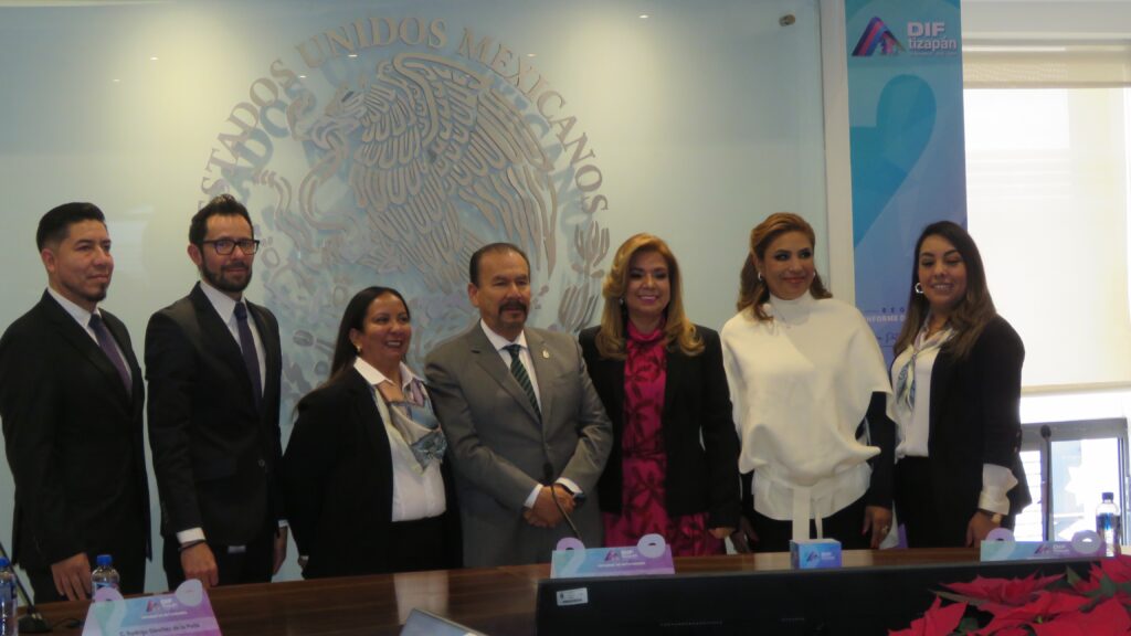 La presidenta de DIF, Patricia Arévalo, el alcalde Pedro Rodríguez y los miembros de la Junta de Gobiernos