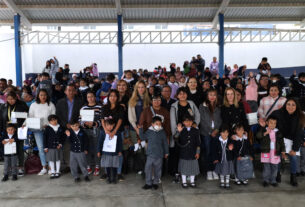 Iniciarán año con zapatos, tenis y mochila nueva los menores de estancias y jardín de Niños de Huixquilucan