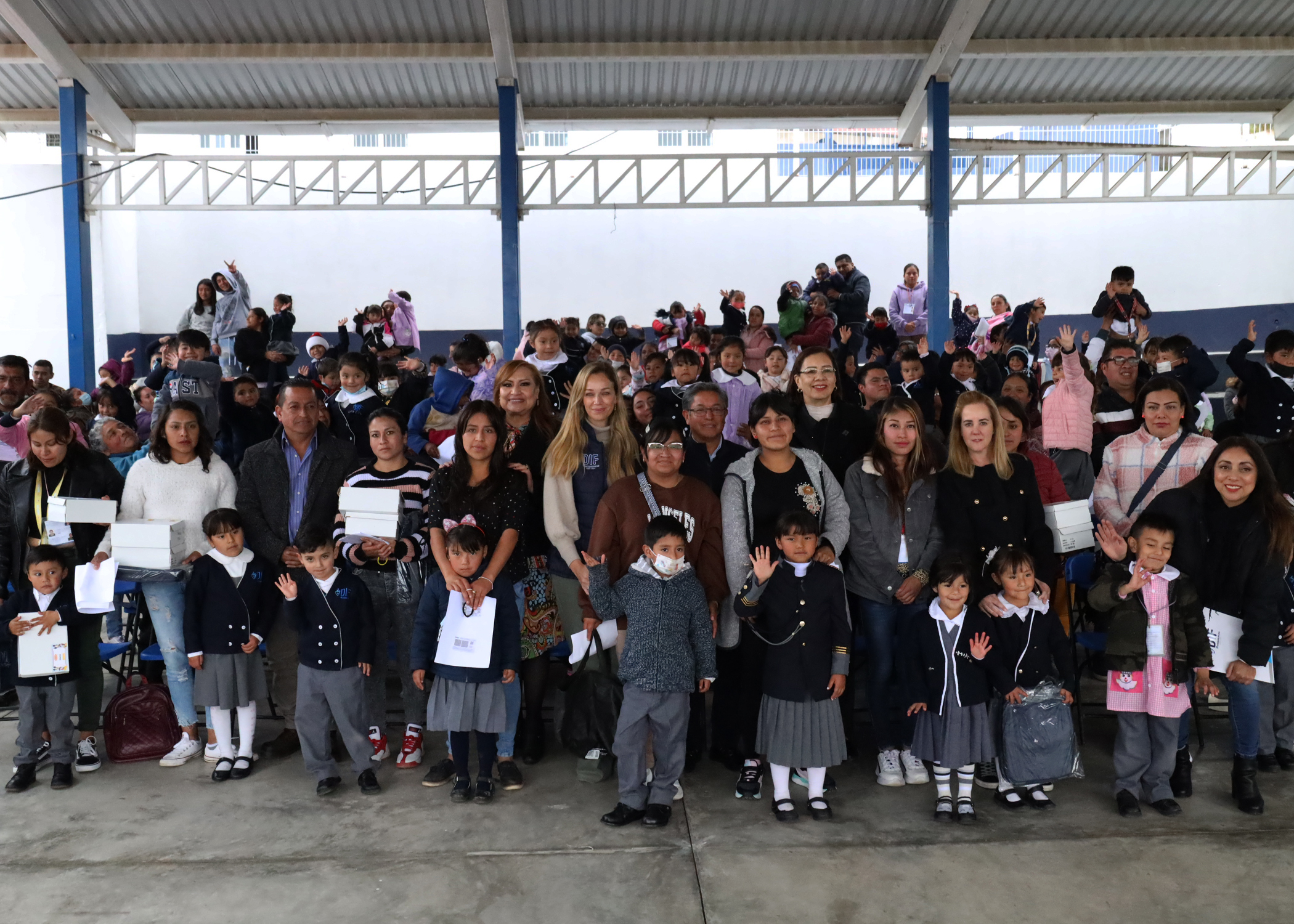 Iniciarán año con zapatos, tenis y mochila nueva los menores de estancias y jardín de Niños de Huixquilucan