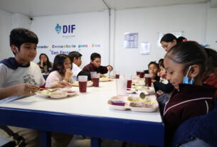 Niños ingieren desayunos nutritivos de Gobierno de Huixquilucan
