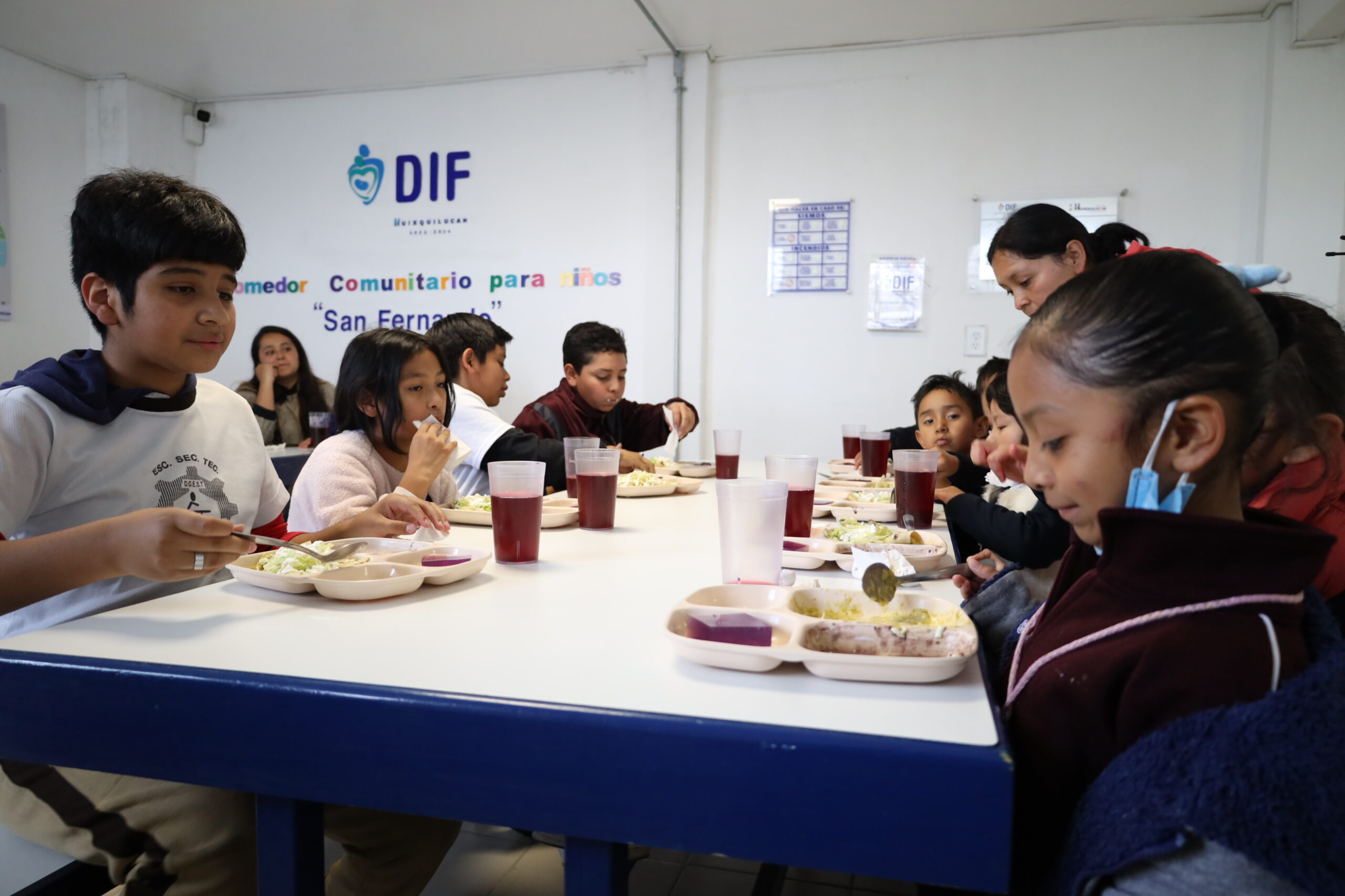Niños ingieren desayunos nutritivos de Gobierno de Huixquilucan