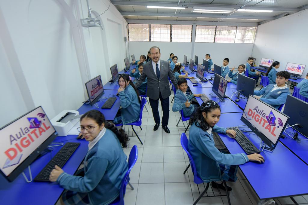 El alcalde Pedro Rodríguez en aula digital y entre estudiantes felices