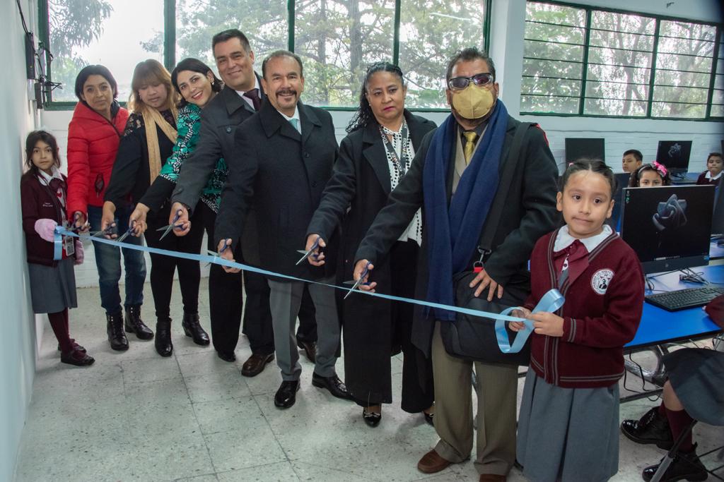Estudiantes y maestros con el alcalde Pedro Rodríguez en inauguración de aula digital con 20 computadoras