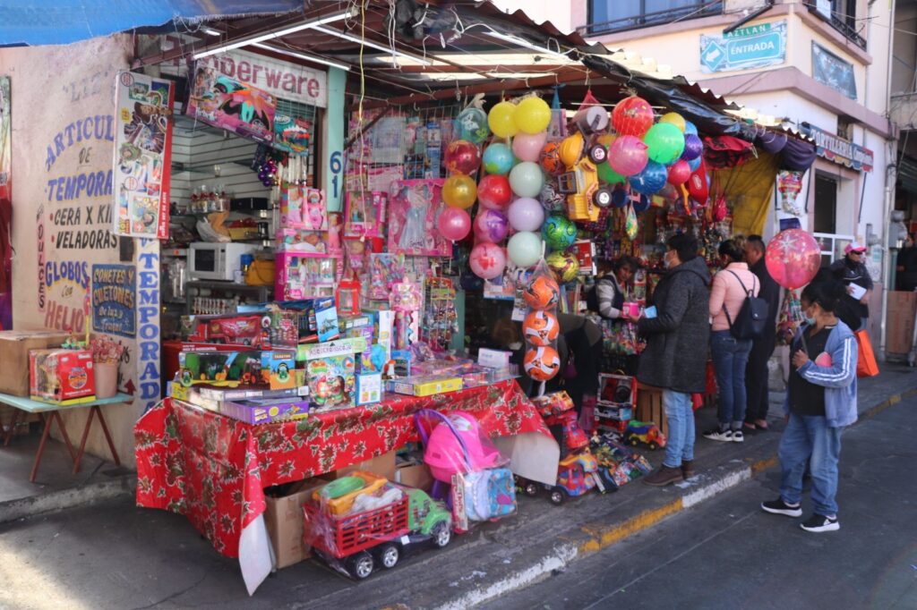 Mercados, tiendas y plazas vigiladas por policía de Huixquilucan