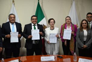 La alcaldesa, Angélica Moya y la directora de OAPAS, Heidi Storsberg Montes, con dirigente de SUTEYM,Tomás Alberto Palomares Parra