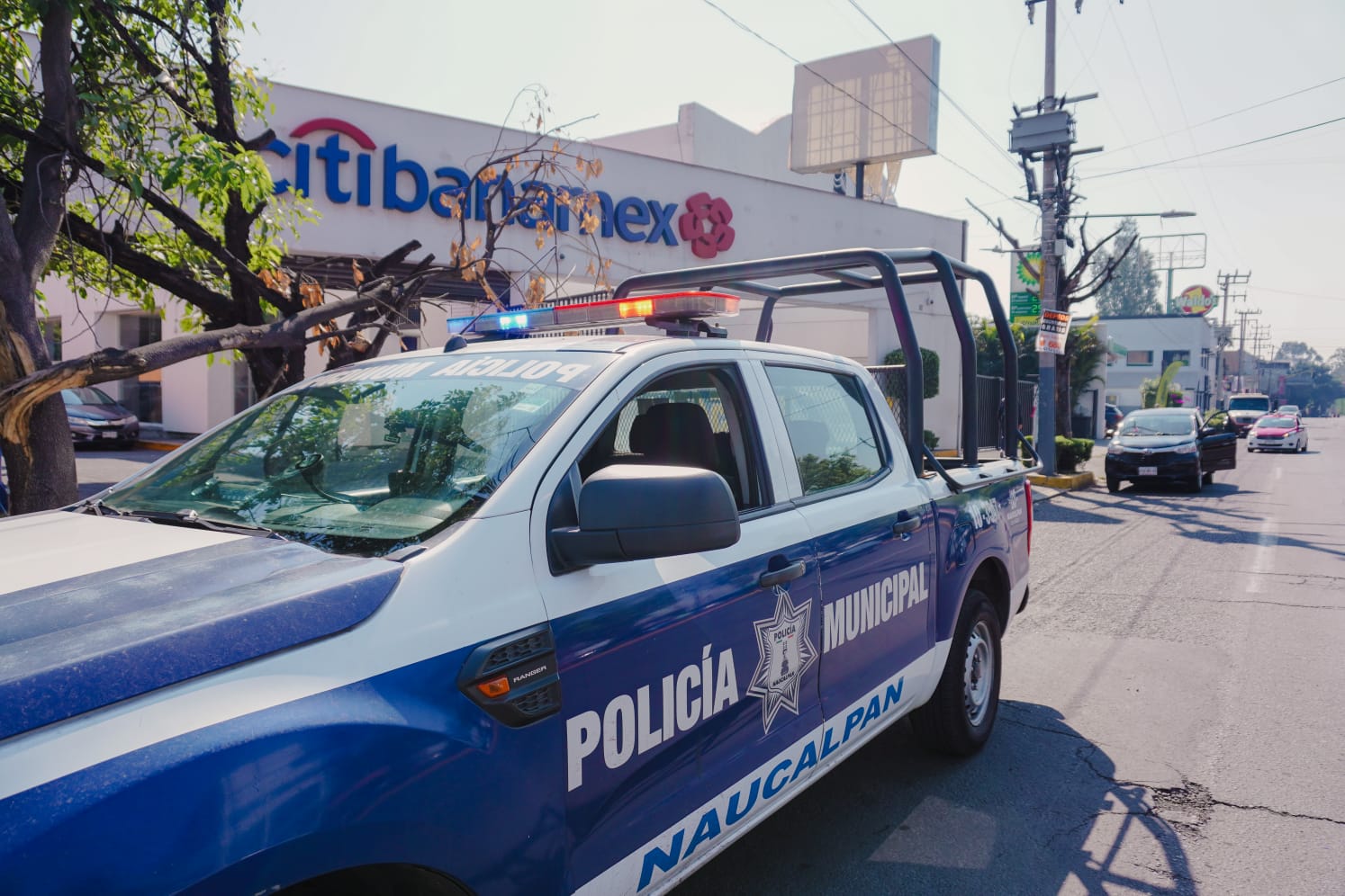 Despliegue policial en instituciones bancarias de Naucalpan