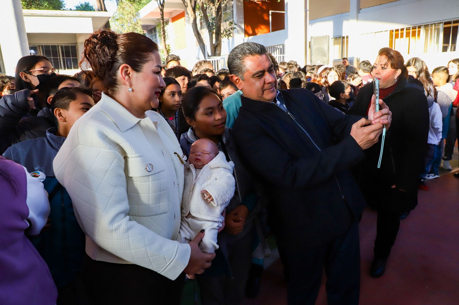 La presidenta de DIF, María Gómez y el alcalde de Tlalnepantla, Marco Antonio Rodríguez, con adolescentes en el oficio de padres