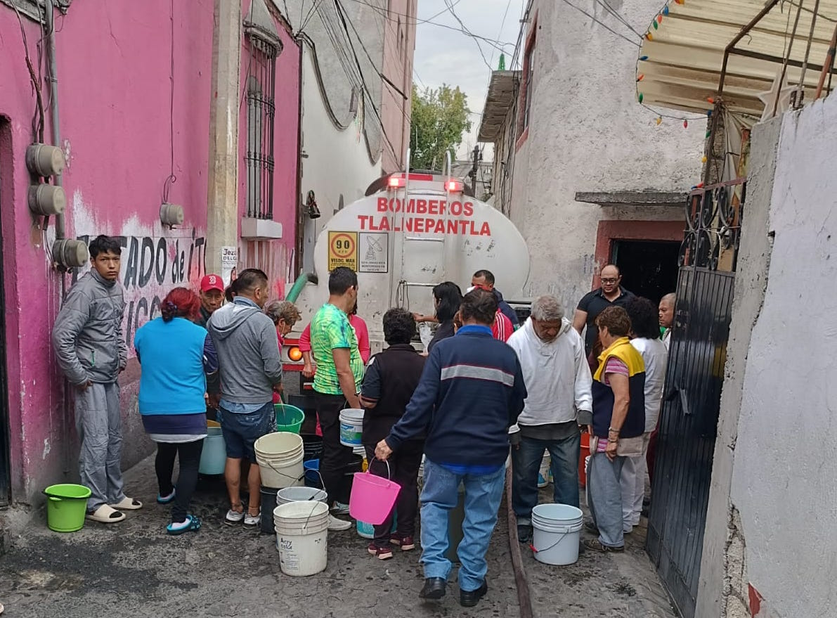 Agua gratis en pipas reciben en Tlalnepantla ante la escasez