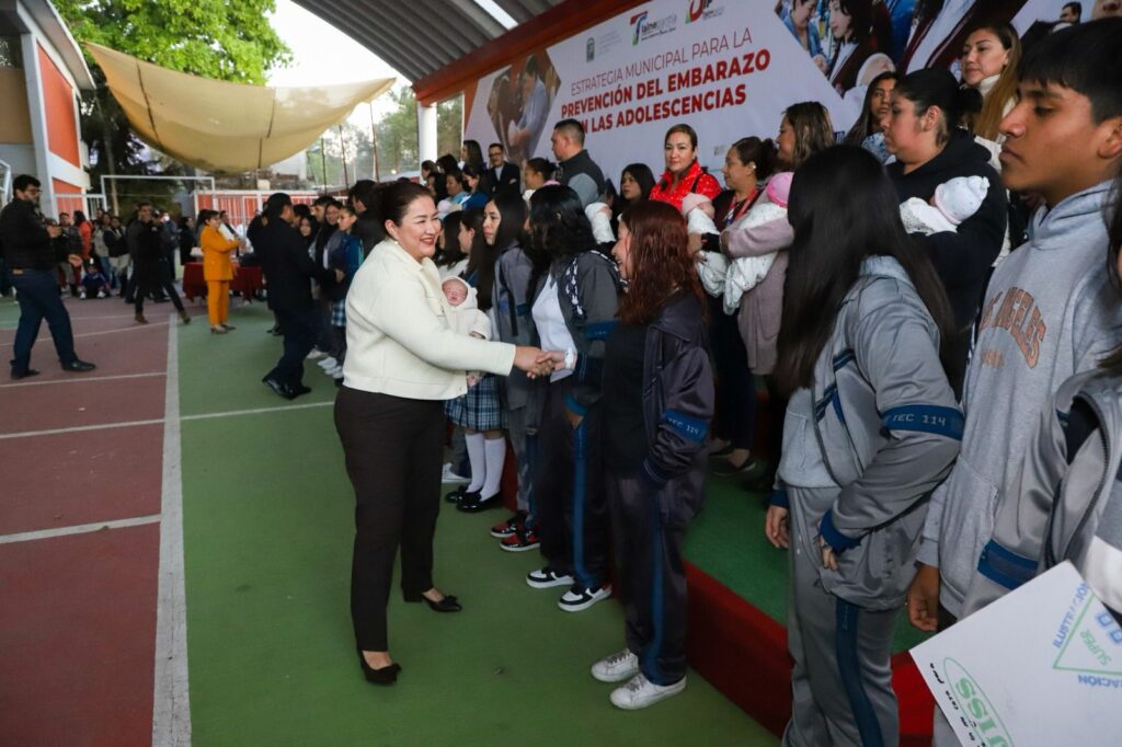 La presidenta de DIF Tlalnepantla, María Gómez, en prevención del embarazo adolescente y adicciones