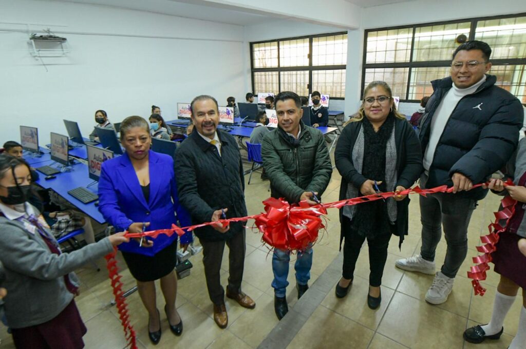 Alcalde Pedro Rodríguez, maestros y dirigentes de Movimiento Antorchista inauguran aulas digitales