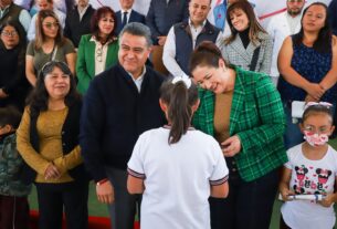 Presidente de Tlalnepantla, Tony Rodríguez y presidenta honoraria de DIF, María Gómez