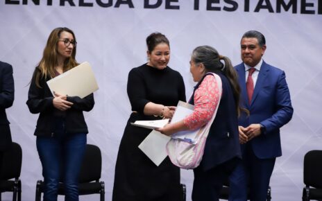 María Gómez y Tony Rodríguez entregan testamentos que heredan certeza a familias de Tlalnepantla