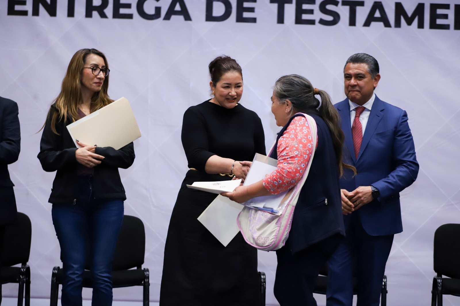 María Gómez y Tony Rodríguez entregan testamentos que heredan certeza a familias de Tlalnepantla