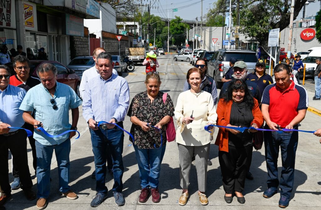 En Santa María Nativitas, la alcaldesa Angélica Moya y vecinos abren calle repavimentada