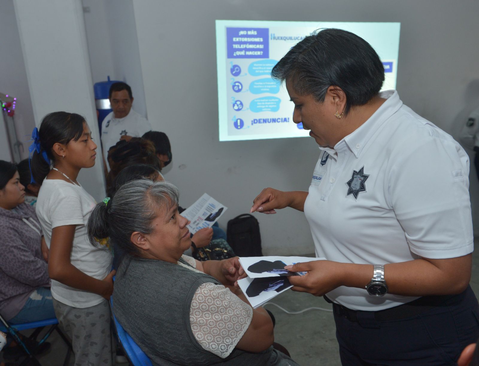 En comunidades de Huixquilucan imparten prevención ante extorsiones
