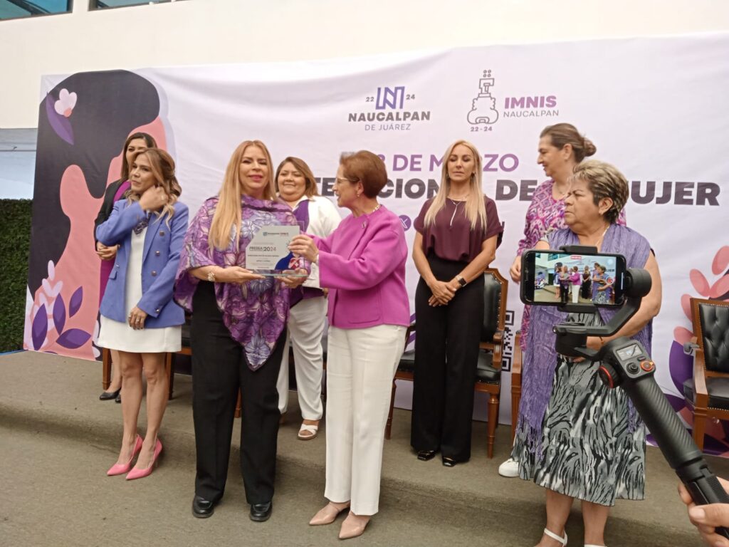 Isabel Ruiz de Velasco recibe presea Mujer Naucalpense 2024 de Angélica Moya Marín