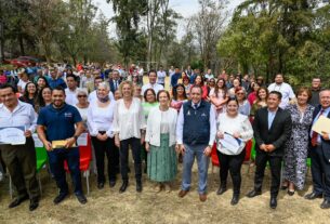 Líderes vecinales, empresarios, funcionarios y directivos de escuela reconocidos por reforestar en Naucalpan