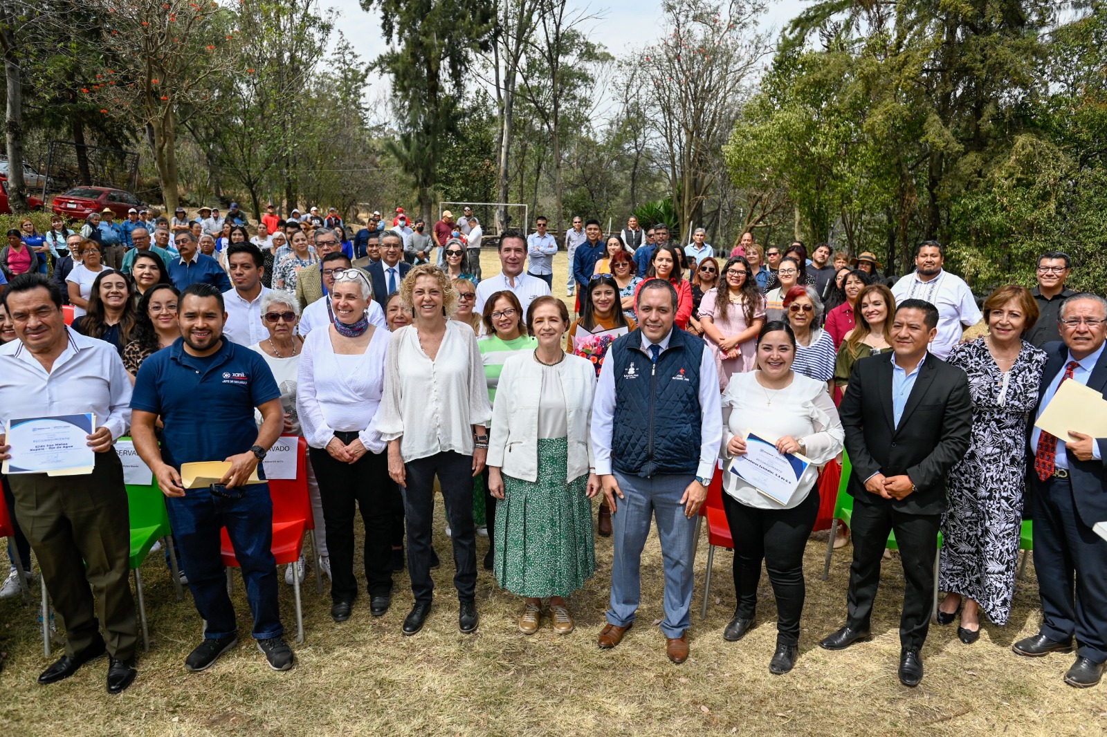 Líderes vecinales, empresarios, funcionarios y directivos de escuela reconocidos por reforestar en Naucalpan
