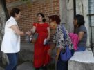 Angélica Moya Marín saluda a consumidores en tianguis de Santa Cruz del Monte